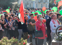 В Волковыске прошел митинг «За Беларусь» под лозунгом «Поддержи свою страну». В нем приняли участие около 2 тысяч человек
